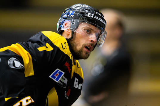 Västerås Morgan Hassel innan ishockeymatchen i