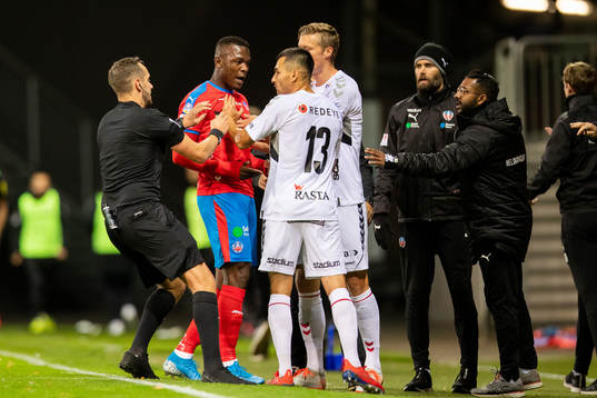 Helsingborgs Alhaji Gero och Kalmars Emin Nouri i dispyt