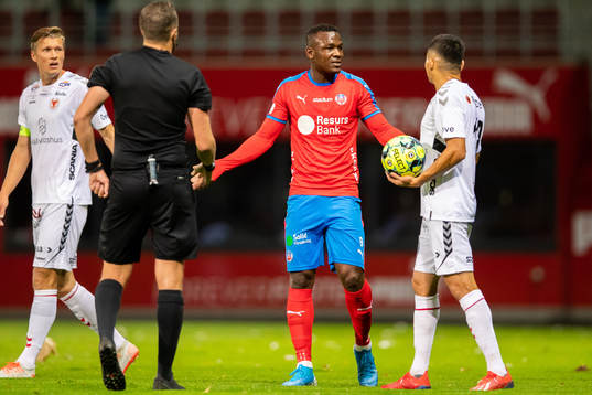 Helsingborgs Alhaji Gero och Kalmars Emin Nouri i diskussion