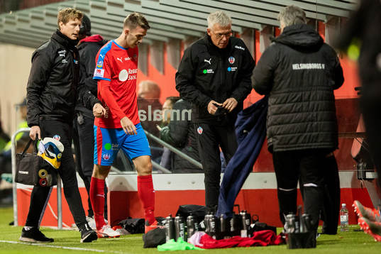 Helsingborgs Adam Eriksson lämnar planen med skada