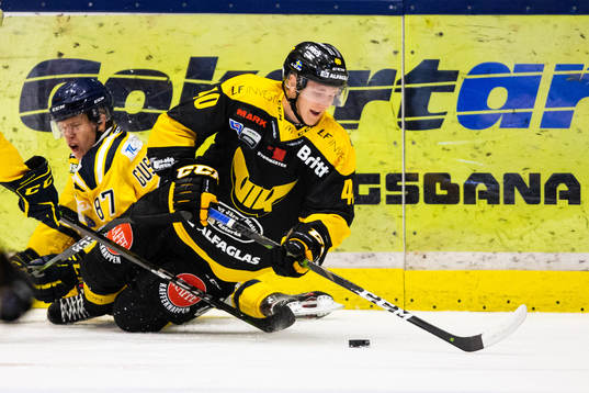 Västerås Isac Skedung i kamp om pucken med Södertäljes
