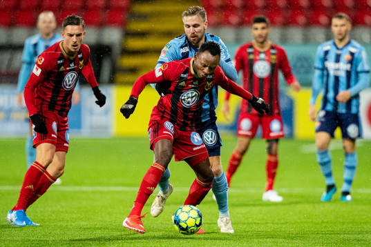 Östersunds Sam Mensiro och Djurgårdens Jonathan Ring