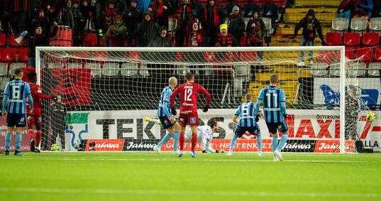 Östersunds Jordan Attah Kadiri gör 1-0 bakom Djurgårdens