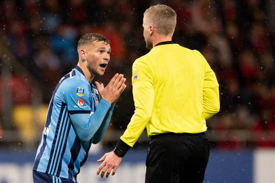 Djurgårdens Jesper Karlström reagerar mot huvuddomare
