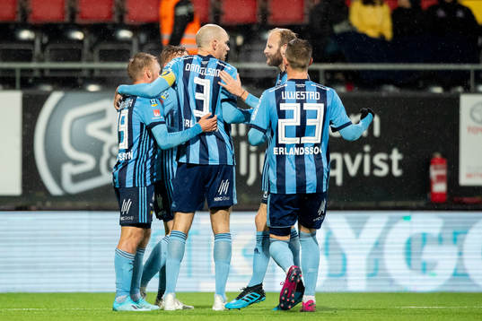 Djurgårdens Nicklas Bärkroth jublar med lagkamrater
