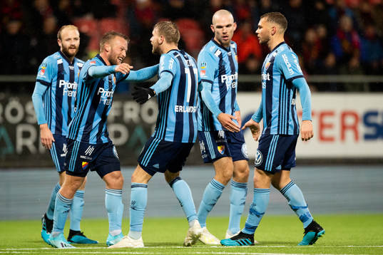 Djurgårdens Nicklas Bärkroth jublar med Jonathan Ring