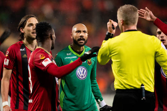 Östersunds målvakt Aly Keita reagerar mot huvuddomare
