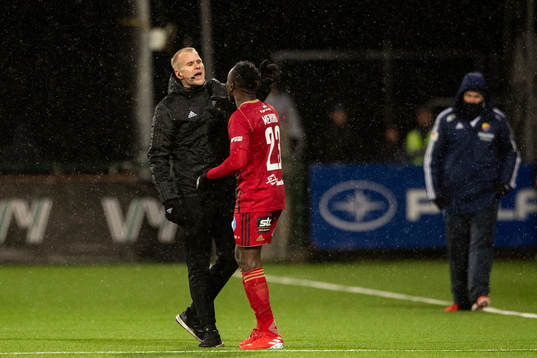 Östersunds Sam Mensiro i samtal med fjärdedomaren
