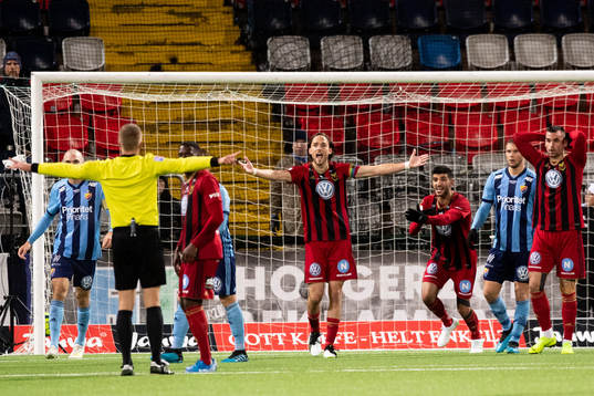 Östersunds Tom Pettersson reagerar mot domare Glenn Nyberg