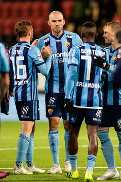 Djurgårdens Marcus Danielson klappas om av Aslak Witry och