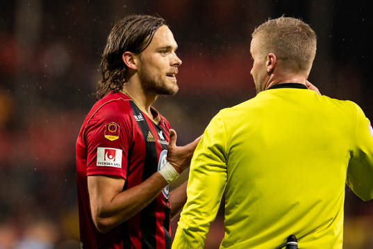 Östersunds Tom Pettersson i samtal med huvuddomare Glenn