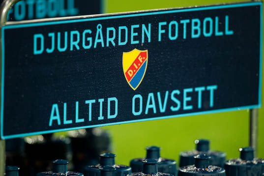 En skylt med Djurgårdens klubbmärke