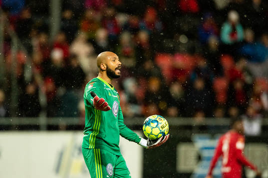 Östersunds målvakt Aly Keita reagerar