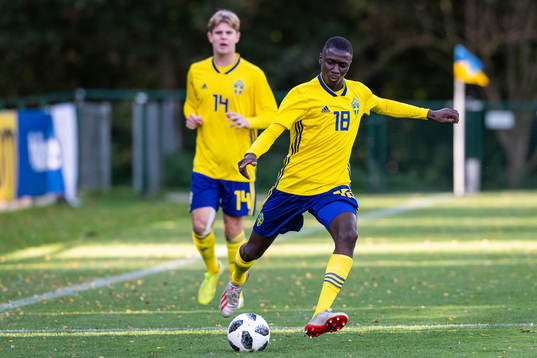 Bläddra bland fler bilder av Fotboll, EM-kval P17, Sverige - Färöarna