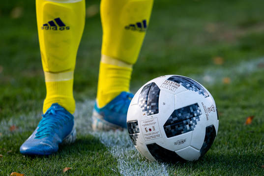 En spelare står med en fotboll för att slå en hörna