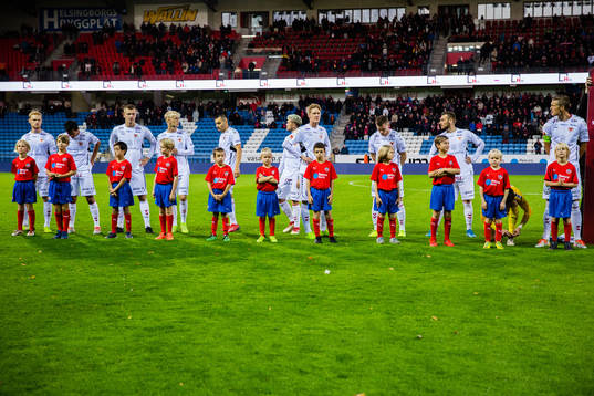 Spelare från Kalmar uppställda med maskotar