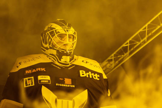 Västerås målvakt Emil Kruse innan  ishockeymatchen i