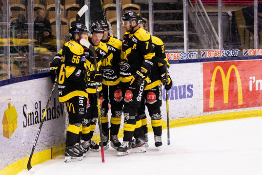 Västerås Fredrik Johansson jublar med lagkamrater