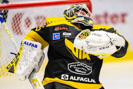 Västerås målvakt Emil Kruse med en räddning
