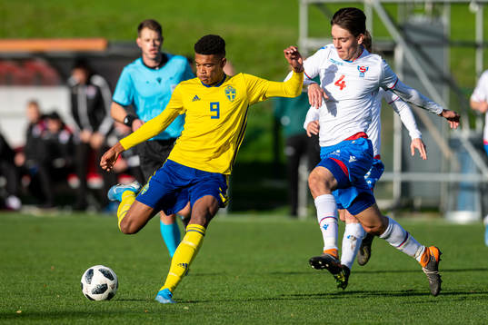 Sveriges Emil Roback och Färöarnas Elias Rusborg