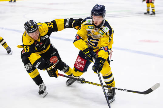 Södertäljes Lucas Feuk och Västerås Anthon Eriksson i