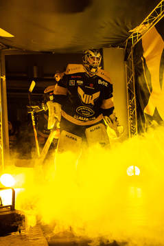 Västerås målvakt Emil Kruse innan  ishockeymatchen i