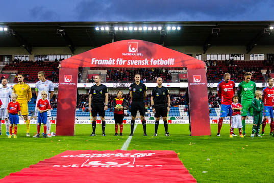 Domare Victor Wolf med domarkollegor uppställda