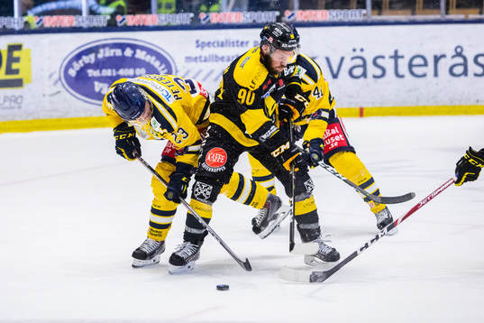 Västerås Kelsey Tessier i kamp om pucken med