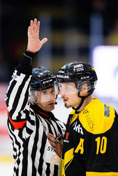 Domare Mikael Andersson och Västerås Jimmie Jansson
