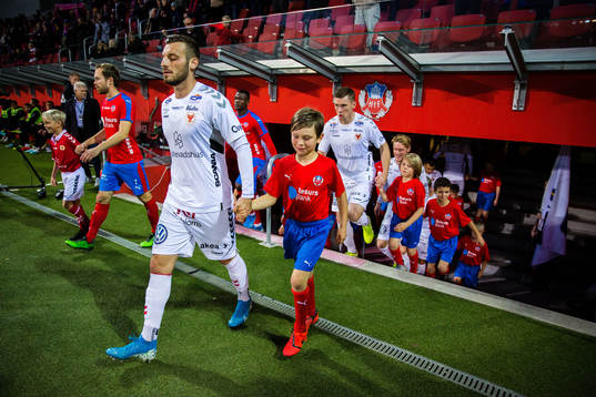 Kalmars Fidan Aliti med maskot