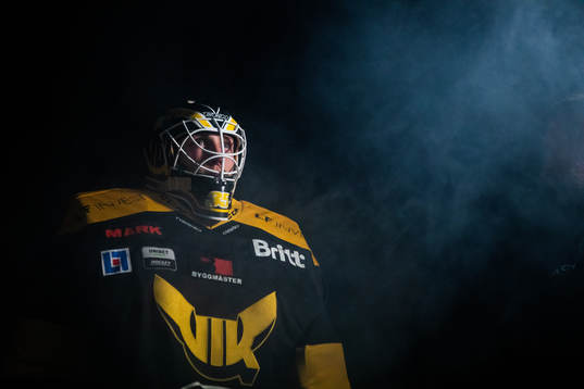 Västerås målvakt Emil Kruse innan  ishockeymatchen i