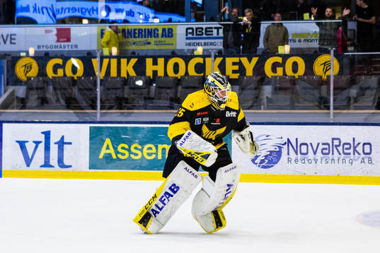 Västerås målvakt Emil Kruse jublar