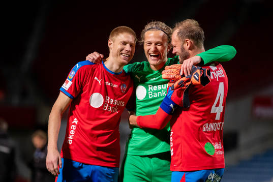 Helsingborgs Markus Holgersson, målvakt Anders Lindegaard