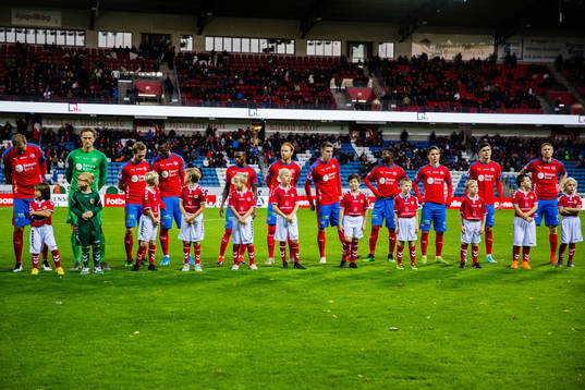 Spelare från  Helsingborg uppställda med maskotar