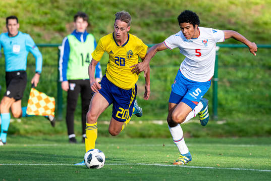 Sveriges Oscar Vilhelmsson och Färöarnas Samuel Johansen