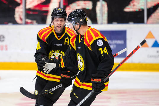 Brynäs Brynäs Greg Scott och Nicklas Danielsson jublar
