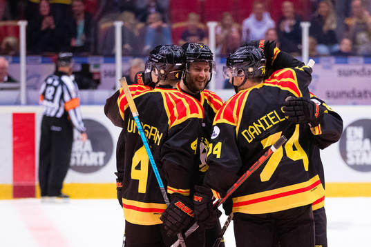 Brynäs Nicklas Danielsson jublar med lagkamrater
