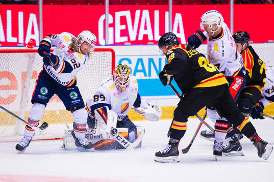 Djurgårdens målvakt Niklas Svedberg med en räddning