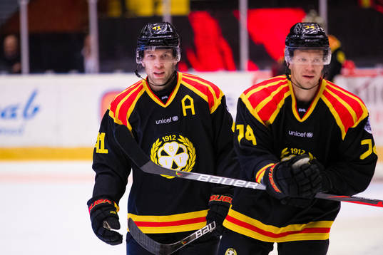 Brynäs Greg Scott jublar med Nicklas Danielsson