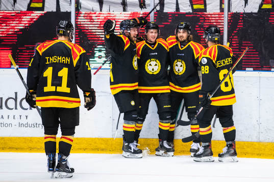 Brynäs Adam Brodecki jublar med lagkamrater