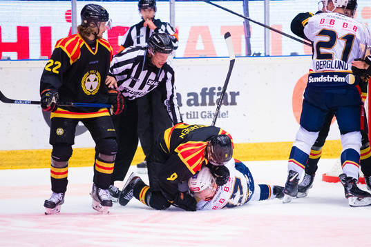 Brynäs Niclas Andersén i bråk med Djurgårdens Henrik