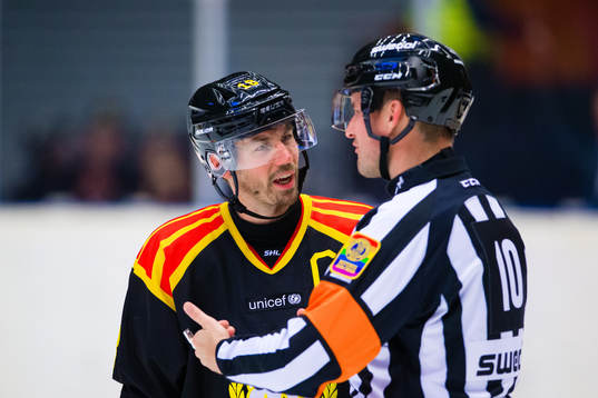 Brynäs Anton Rödin i diskussion med domare