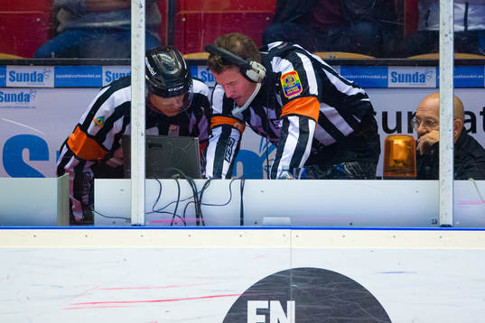 Domare följer Brynäs bortdömda 3-0 mål på TV-skärm