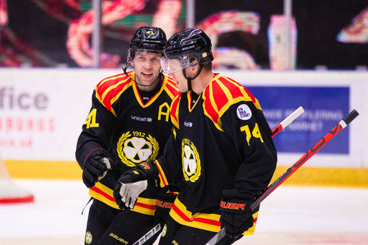 Brynäs Greg Scott jublar med Nicklas Danielsson