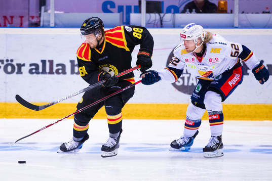 Brynäs Jaedon Descheneau  och Djurgårdens Manuel Ågren