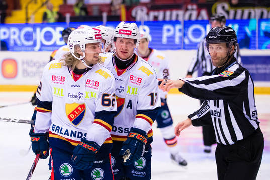 Djurgårdens Manuel Ågren med domare
