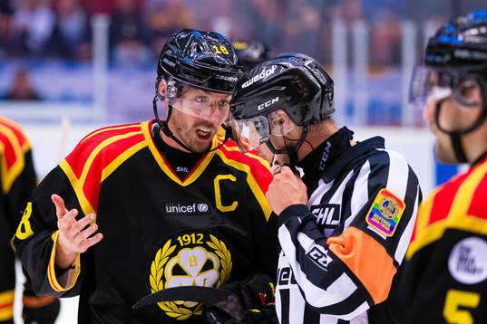Brynäs Anton Rödin i diskussion med domare
