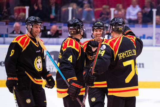 Brynäs Nicklas Danielsson jublar med Niclas Andersén,