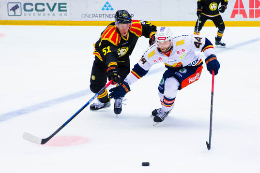 Brynäs Tomi Sallinen och Djurgårdens Mattias Guter