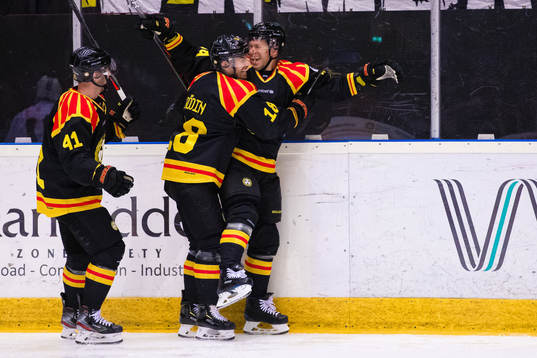 Brynäs Nicklas Danielsson jublar med Anton Rödin och Greg